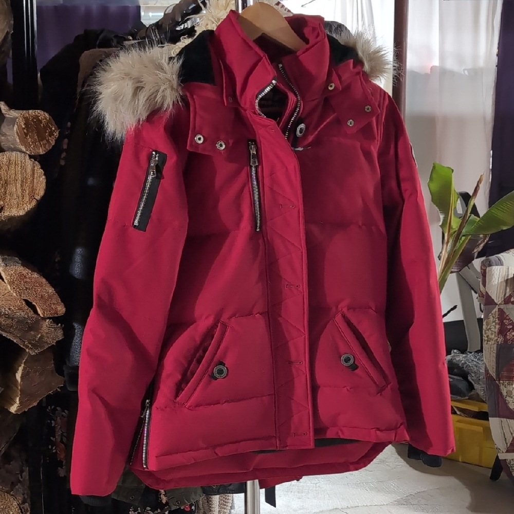 Elegant Red Puffer Jacket with Fur Trim